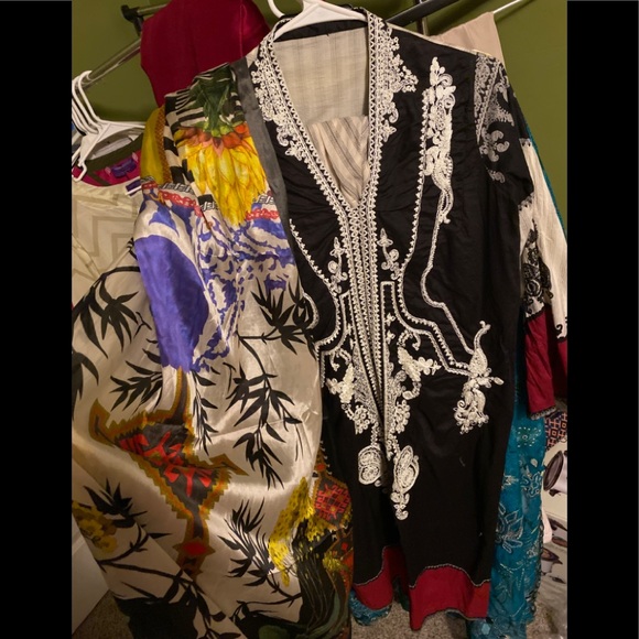 Pakistani designer lawn - Picture 2 of 4